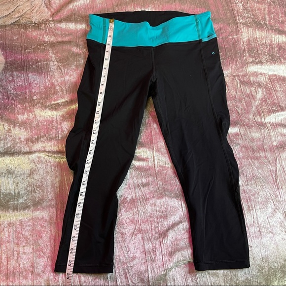Lululemon Water Bound Crop
Black / Blue Tropics Size 6 - Picture 2 of 13